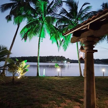 Whispering Waters Villa Кожикод Екстериор снимка