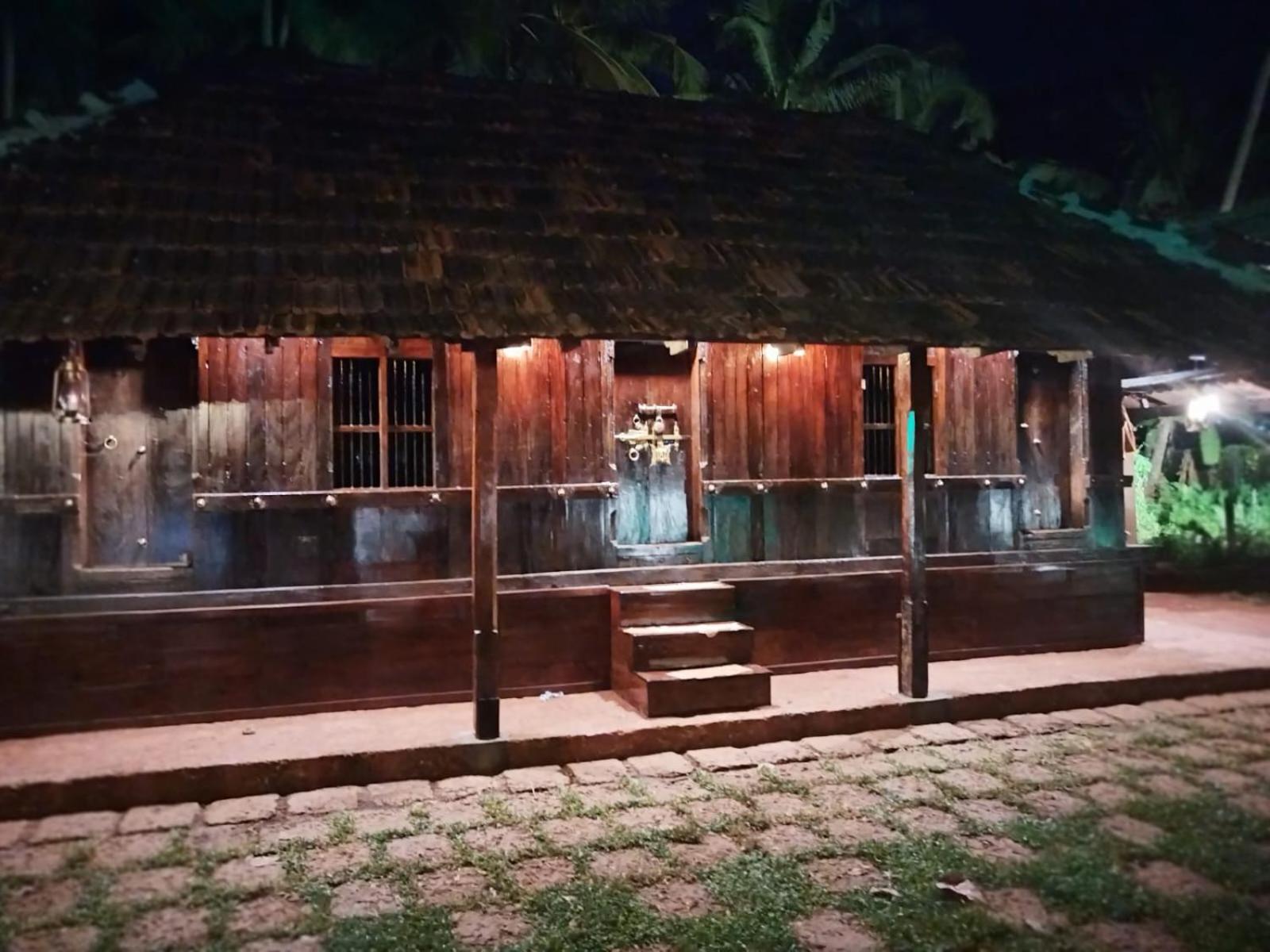 Whispering Waters Villa Кожикод Екстериор снимка